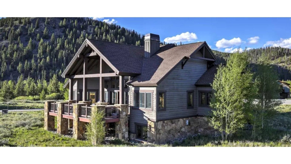 The Highlands House | Gorgeous House in Prestigious Highland Park