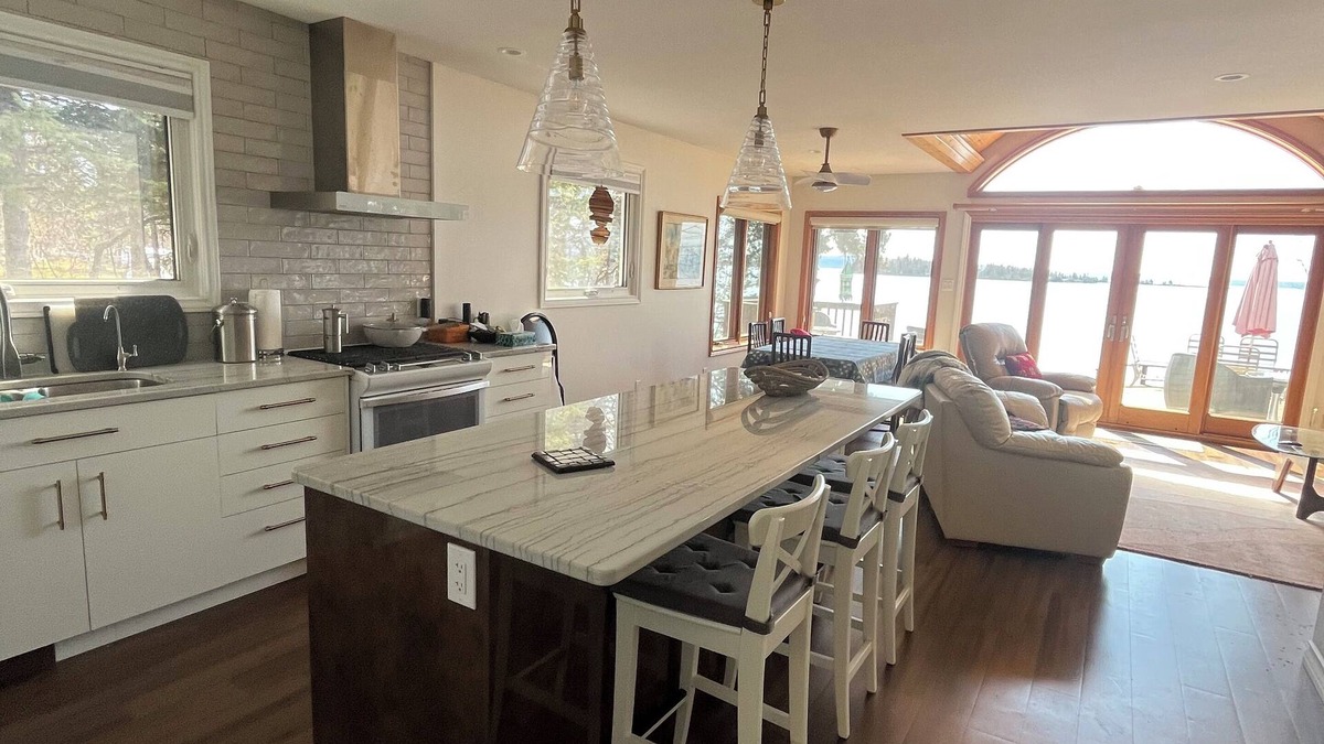 Shuniah House | Gorgeous house on Lake Superior Beach. Sleeps 6 adults and 2 children