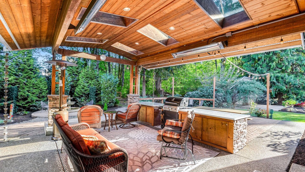 Bothell House | Gorgeous house with 2 gas fireplaces, grill, park-like yard & fast WiFi