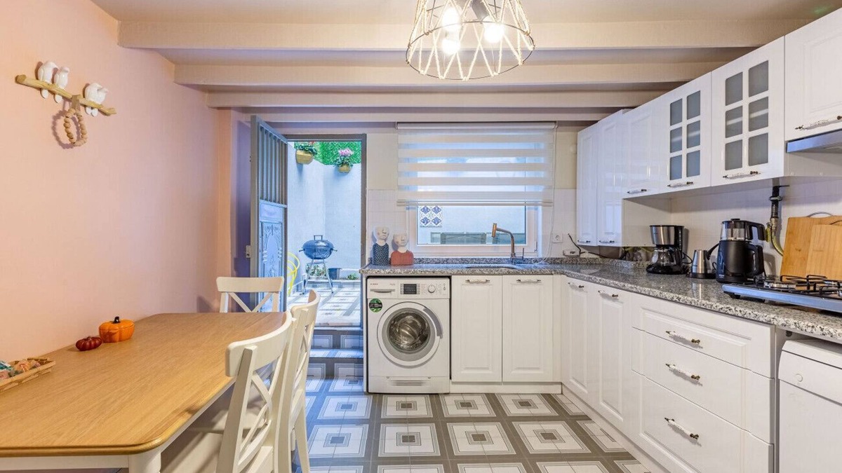 Ortakoy Apartment | Gorgeous House with Refreshing Garden in Besiktas