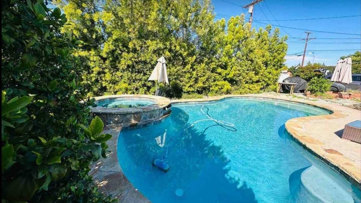 Chatsworth House | Gorgeous House with Pool , Hot tub , Ping pong table , foosball , WiFi in LA