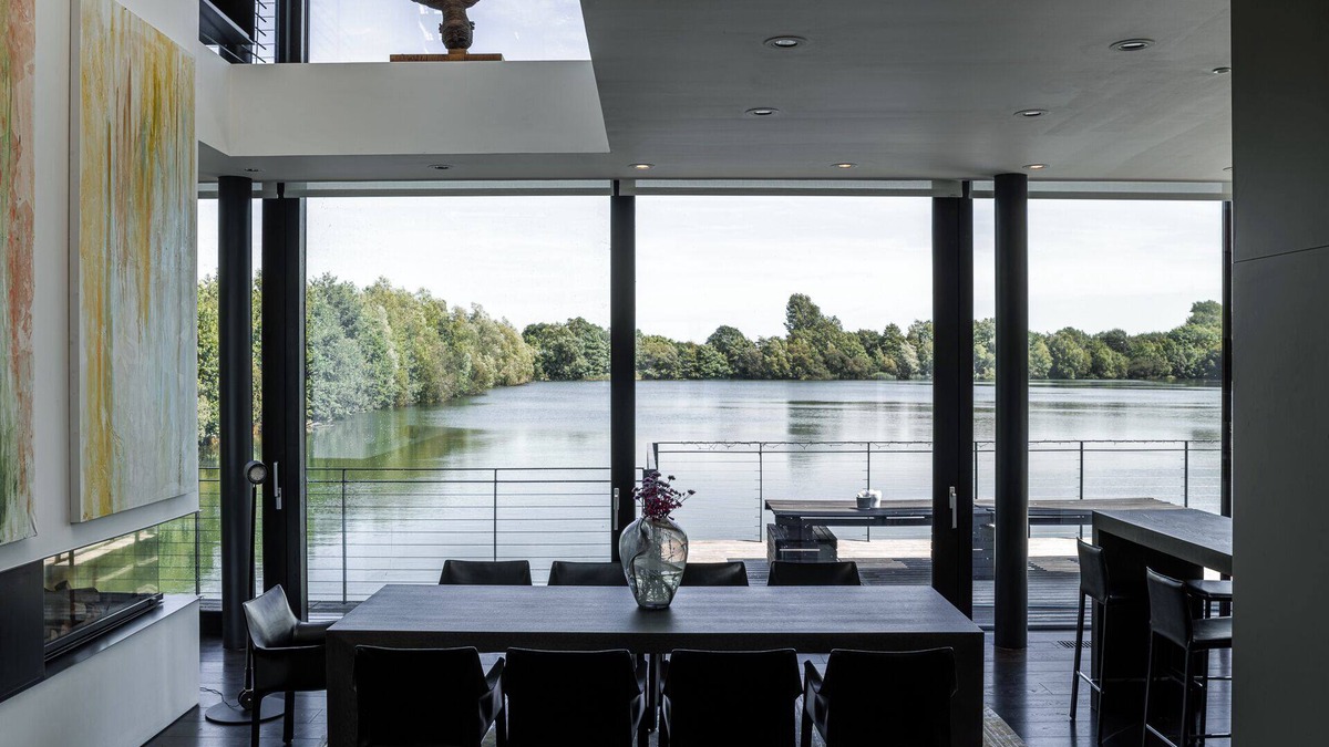 Lechlade Villa | Gorgeous Lakeside Villa with wellness SPA and 9 seater cinema