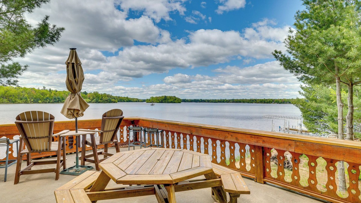 Neillsville House | Gorgeous Lake Arbutus Getaway w/Dock & Boat House