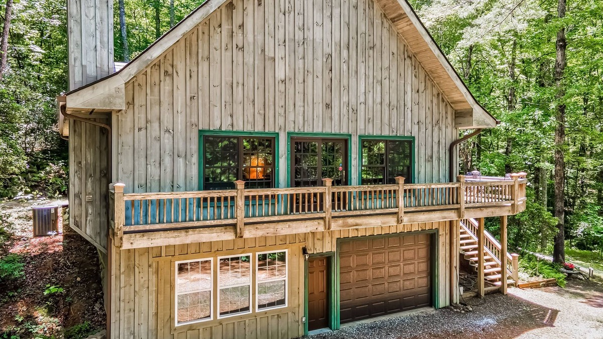 Wiley Cabin | Gorgeous Lake Burton retreat with private deck, fireplace & W/D - dogs welcome