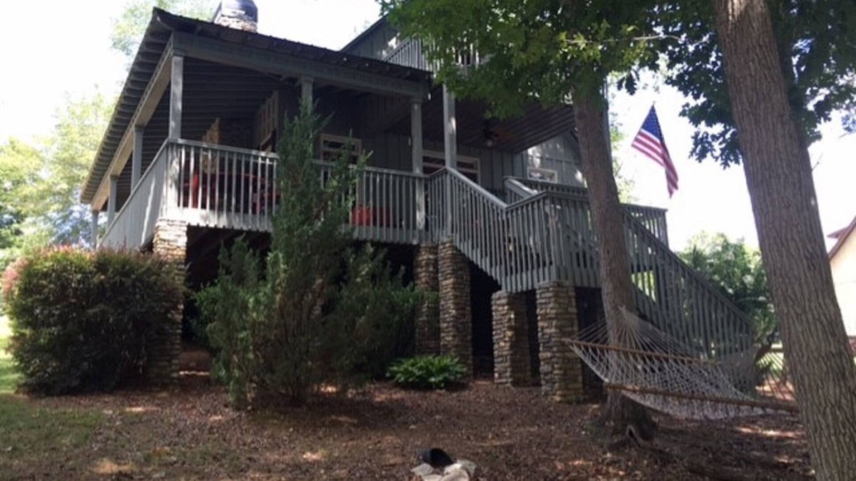 Wedowee Cabin | GORGEOUS LAKE FRONT 3 BEDROOM CABIN ON LAKE WEDOWEE-15 steps to lake! 5 stars!