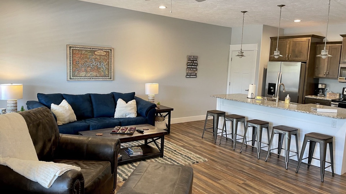 Lampe Condo | Gorgeous Lake Front Condo with Pool, Hot Tub & Boat Ramp - 30 Min from Branson