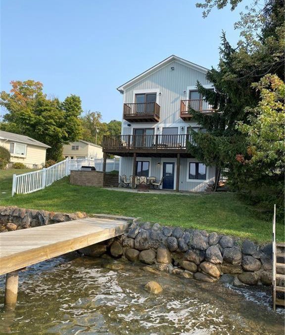 Rushville Villa | Gorgeous Lake Front House with Dock, 9 Bedroom & 4 Bathrooms