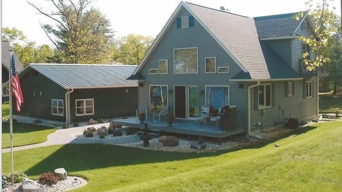 Holcombe Cabin | Gorgeous Lake Home with a Pontoon Available for rent