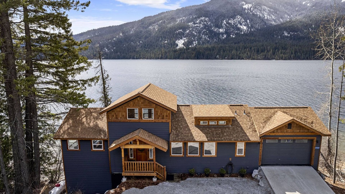 Leavenworth House | Gorgeous Lake house with private dock and Hot tub!