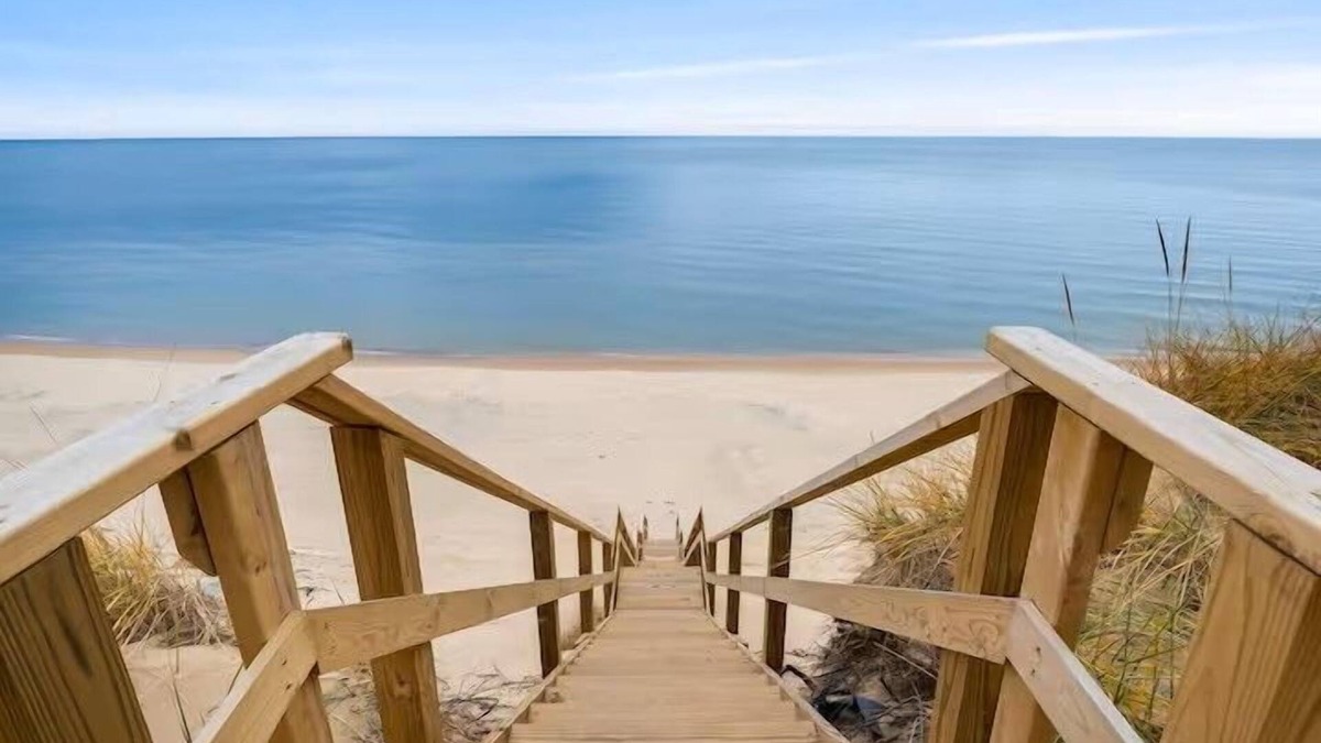 Bluffton Cottage | Gorgeous Lake Michigan Beach