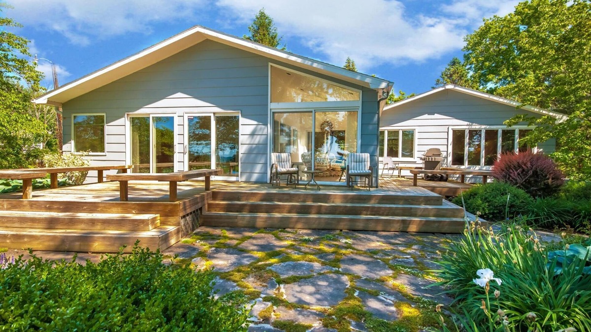 Riverside House | GORGEOUS lake view, large yard w/firepit, rooftop solar, 4 min drive to beach