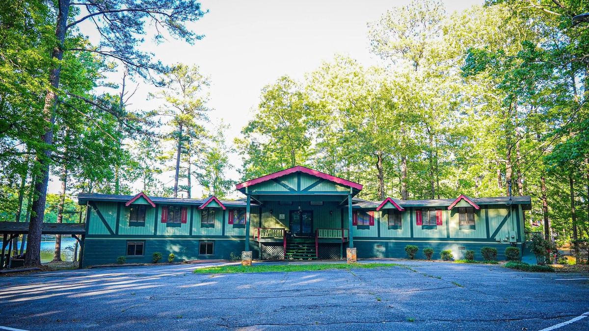 Pine Mountain Ski Chalet | Gorgeous Lake view home with private Game Room