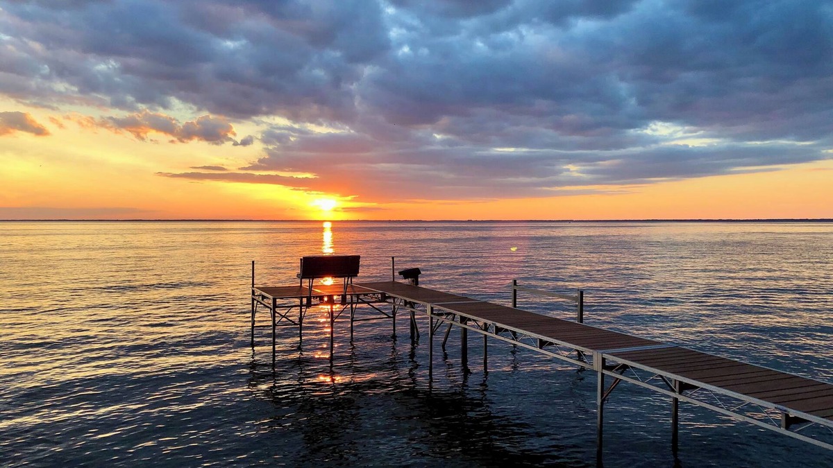 Village of Harrison House | Gorgeous Lake Winnebago Sunsets with private backyard! Pet-friendly!