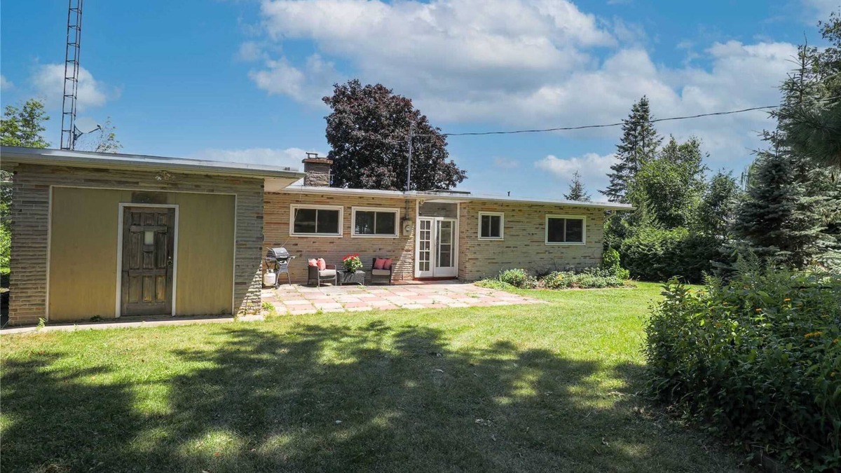 Valentia Cottage | Gorgeous Lakefront 5-Bedroom Cottage 40min to TOR.
