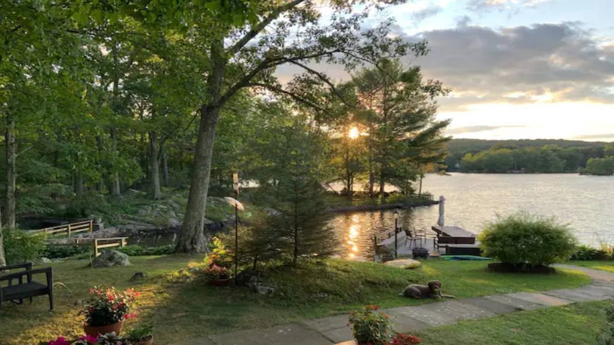 Putnam Valley Cottage | Gorgeous lakefront home one hour away from NYC