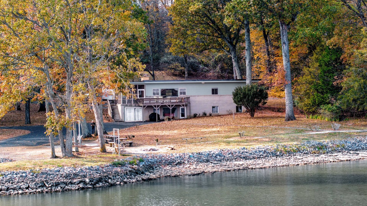 Mount Juliet House | Gorgeous Lakefront! · 3BR/2BA · Gameroom