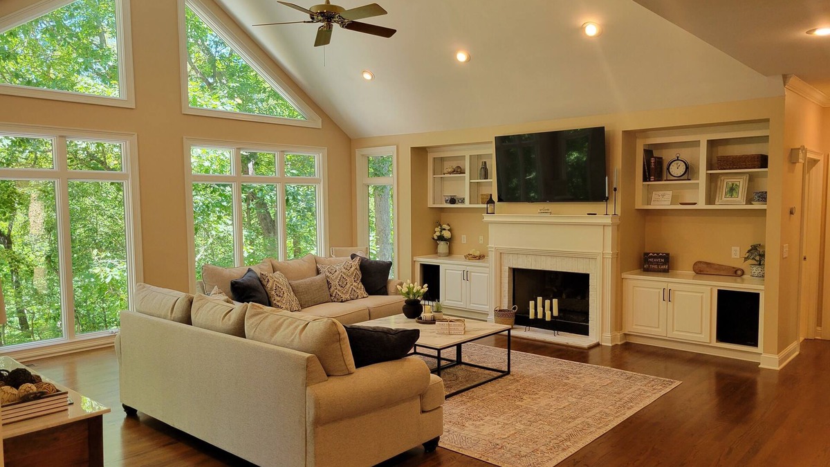 Salem House | Gorgeous Lakefront Home