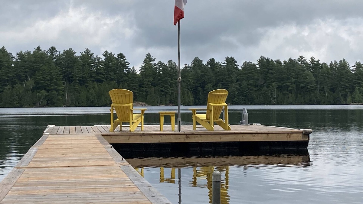 Dysart et al Cottage | Gorgeous lakeside cottage – every amenity in pristine setting