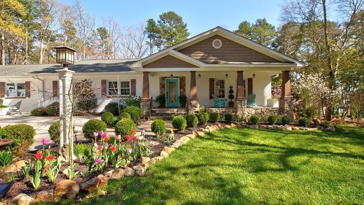 Merifield Acres House | Gorgeous lakeside retreat with room for all!
