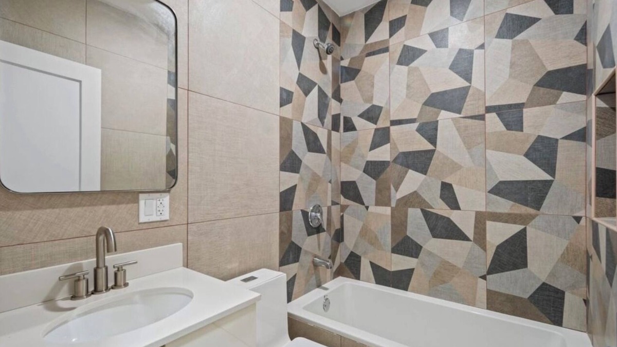 Mott Haven Apartment | GORGEOUS Large Charming HOME with 3baths, Central Air, Washer/Dryer, Parking