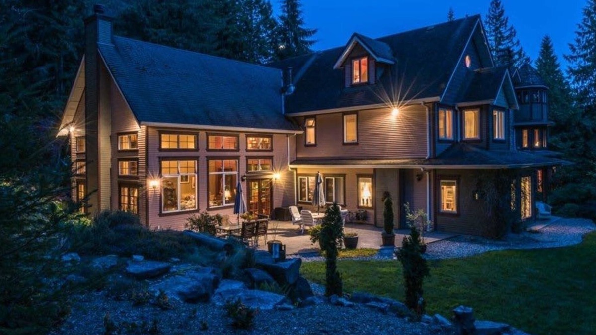 Roberts Creek House | Gorgeous Large Suite with Separate Entrance, Fireplace, Kitchenette