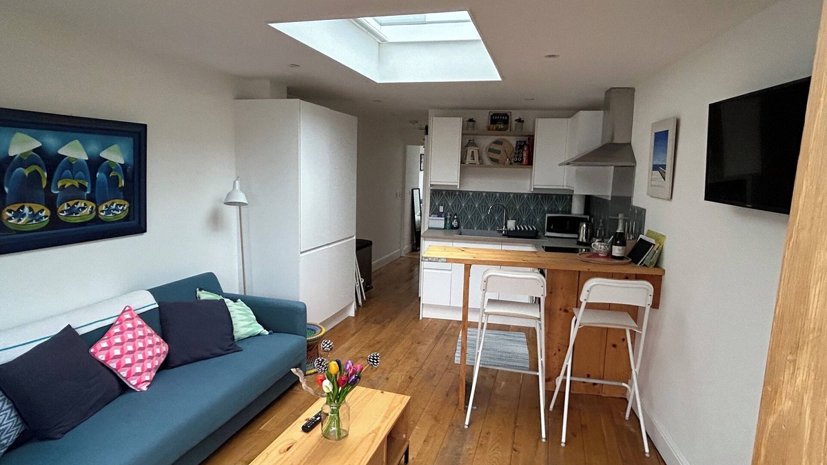 East Wittering House | Gorgeous light annex 1 minute from the beach, v near Goodwood. Come to the sea.