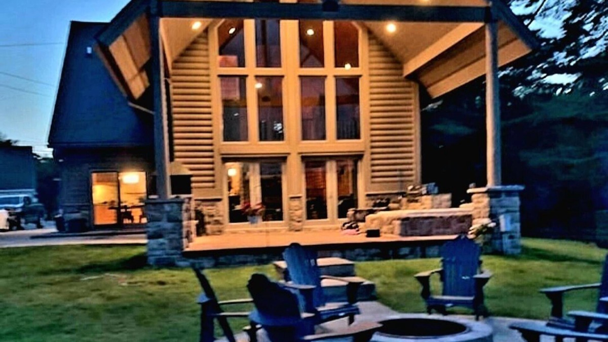 Howell Cottage | Gorgeous lodge for up to 16 with hottub & games room on all-sports Thompson Lake