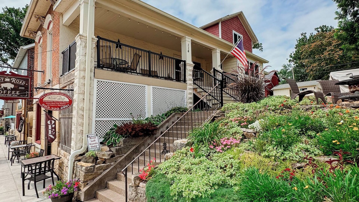 Le Claire House | Gorgeous loft in the heart of LeClaire, Iowa