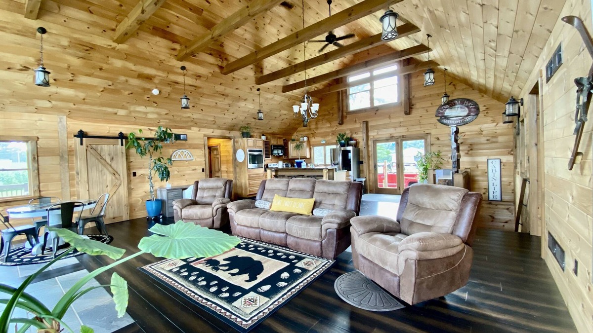 Harrisonville Cabin | Gorgeous Log Cabin with breathtaking views