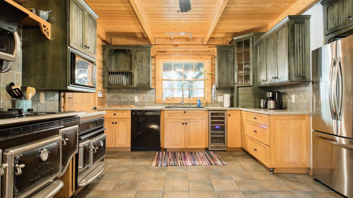 Warwick Cabin | Gorgeous Log Cabin Getaway with Private Lake