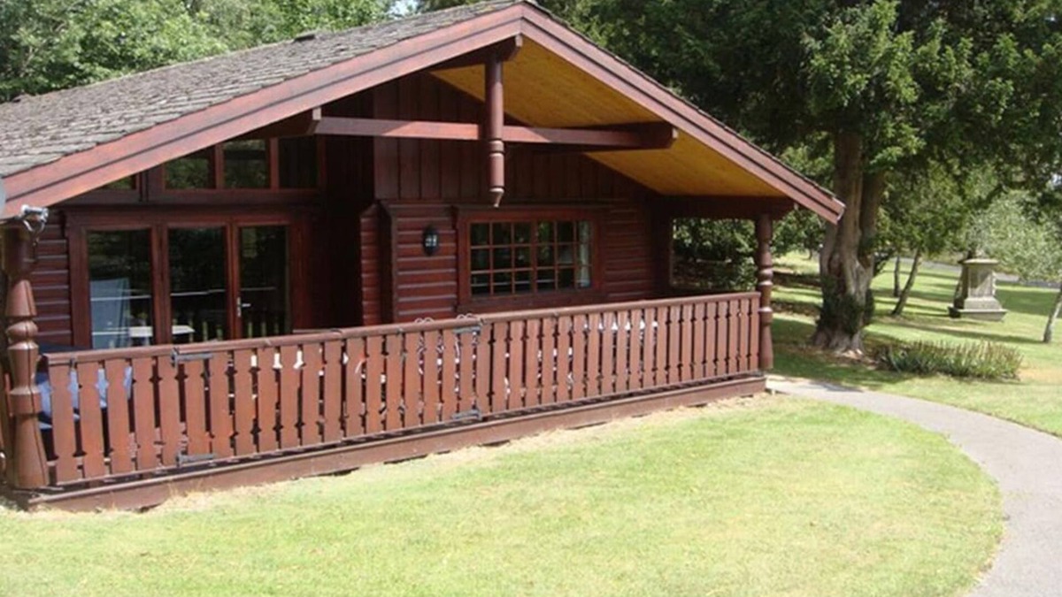 Marlow House | Gorgeous Log Cabin in the beautiful countryside - 1 hour from London
