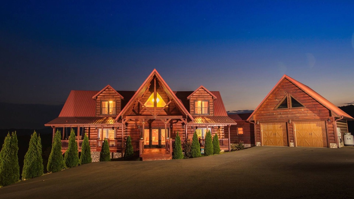 Dobson Cabin | Gorgeous Log Cabin - Mt. Airy - Blue Ridge Mountain Views - Retreats & Reunions