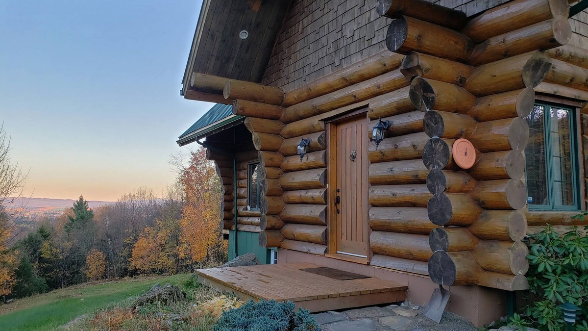 Stanstead Township Ski Chalet | Gorgeous Log Home Available for Monthly Rental