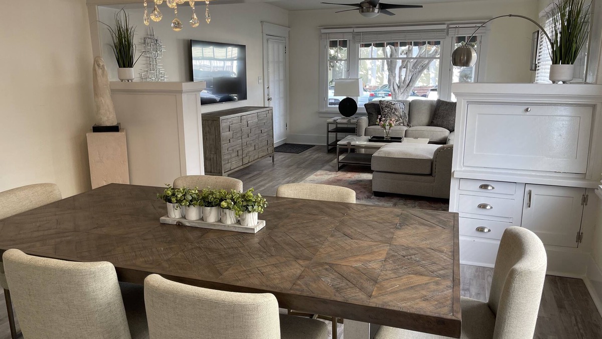 Alamitos Beach Apartment | Gorgeous Long Beach Apartment Walking Distance to Beach & Downtown