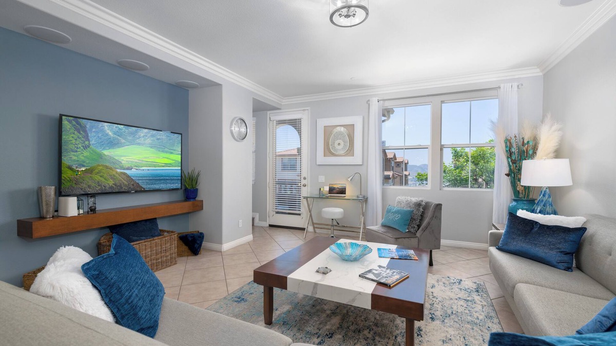 Santee House | Gorgeous Luxurious San Diego Townhome - Stunning Views, Pool, Hot Tub
