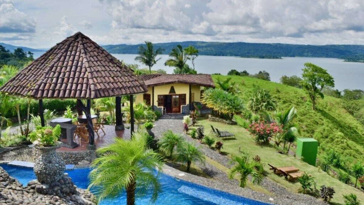 El Fosforo House | Gorgeous Luxury home with Pool & Jacuzzi access. Awesome Lake & Volcano views.