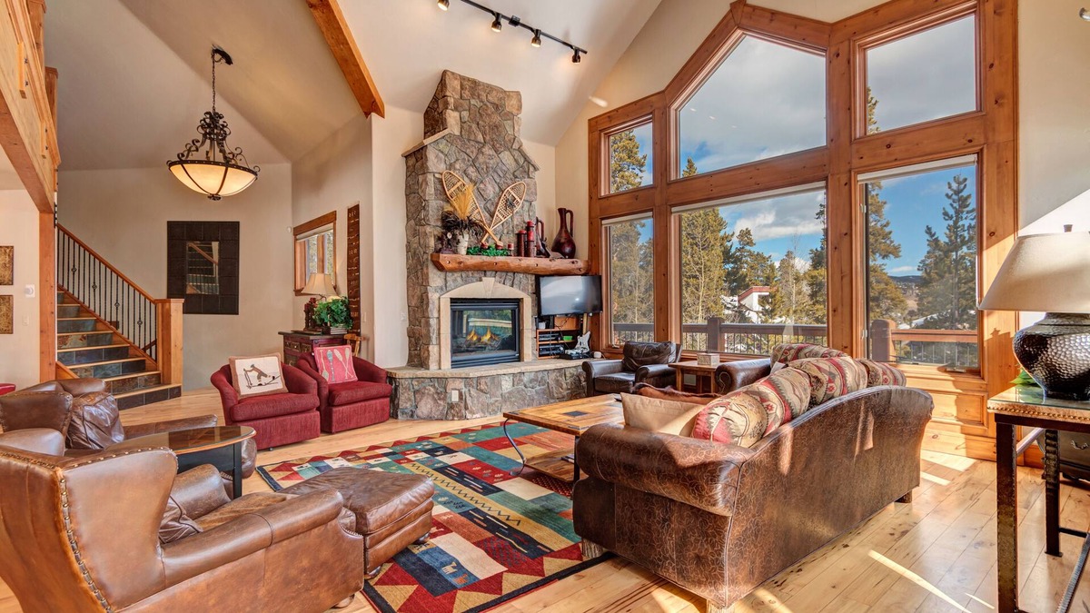 Warrior's Mark West House | GORGEOUS LUXURY HOME, VIEWS, SLEEP 16, SKI IN OUT HOT TUB. WALK TO TOWN.DISC