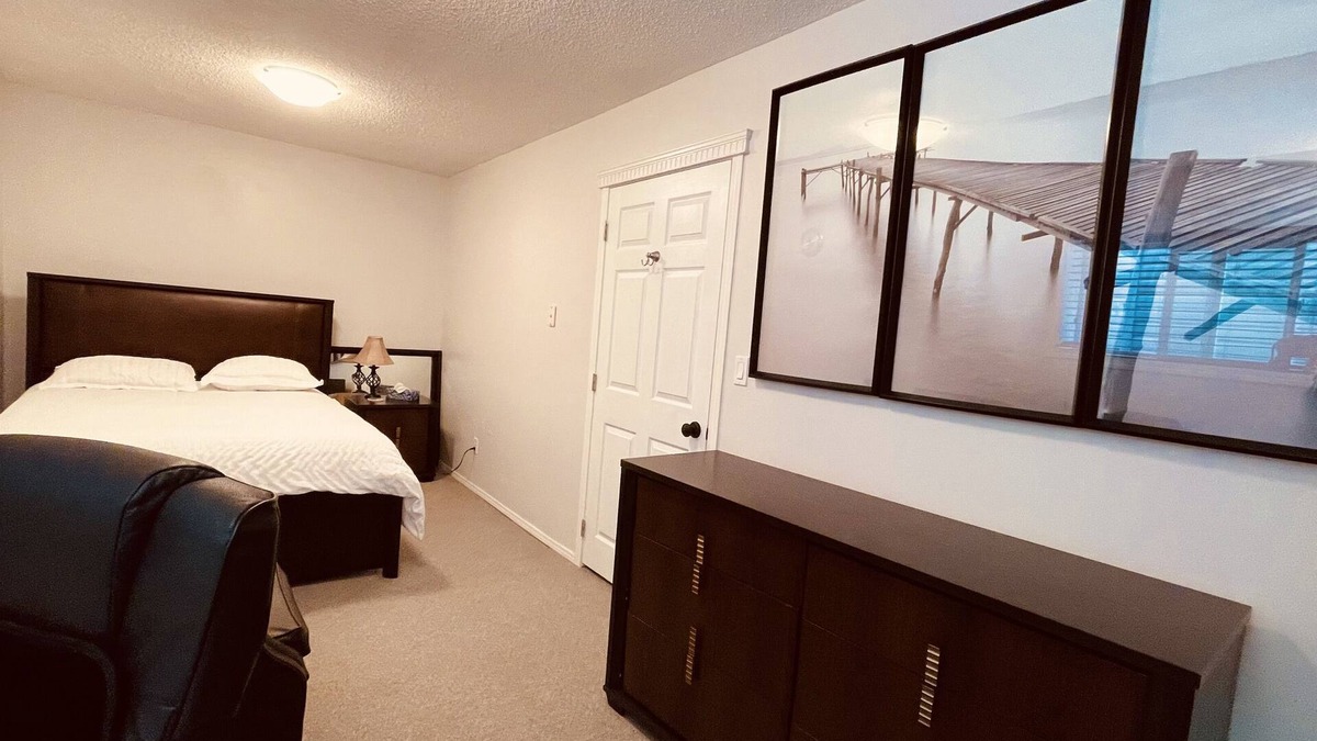 Southeast Calgary House | Gorgeous luxury suite w/2 Private Bedrooms close to downtown Calgary