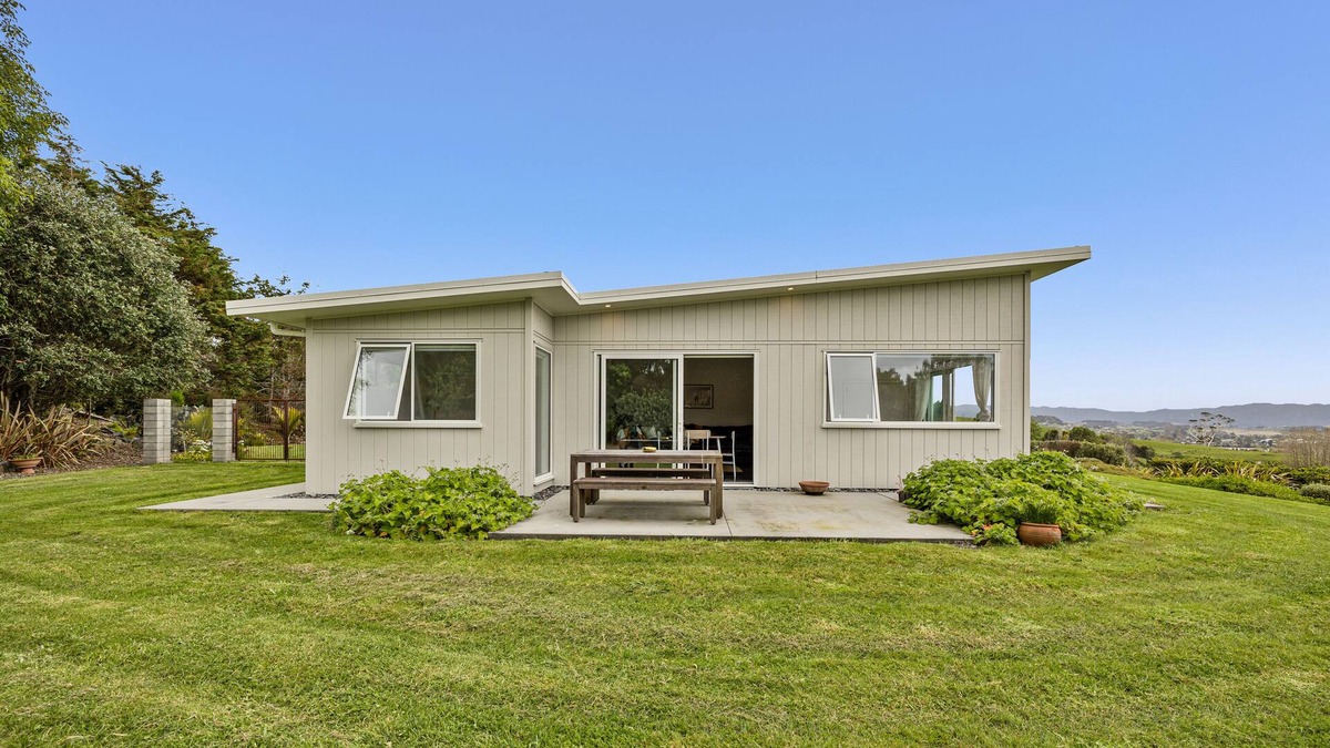Mangawhai Apartment | Gorgeous Mangawhai Village Rural Apartment Only 3 Minutes Drive from the Village
