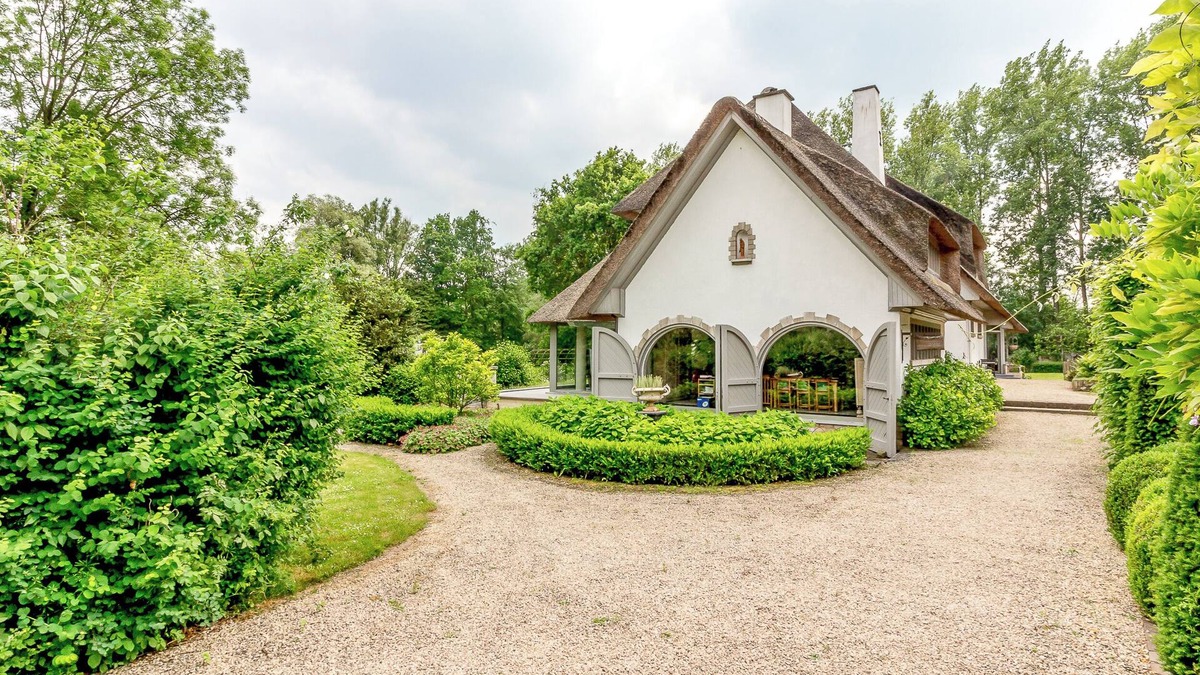 Leuven Villa | Gorgeous mansion in garden park — large parking, accessible & self check-in