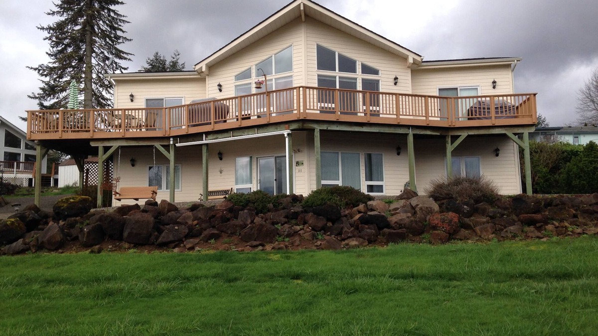 Cinebar House | Gorgeous Mayfield Lake View House - Weekday discounts!