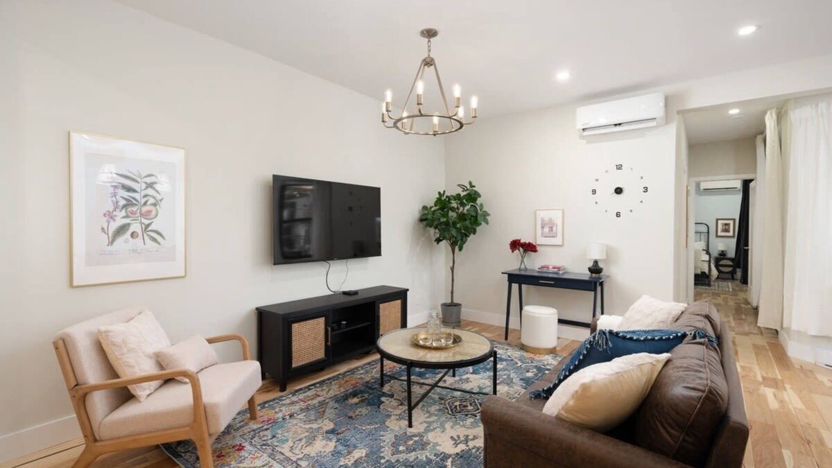 Mile End Apartment | Gorgeous Mile End-3BD 3BA+Parking/Sauna