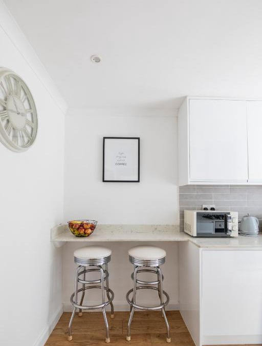 Redhill Apartment | Gorgeous Modern Apartment near Redhill Station inc Private Garden & Parking