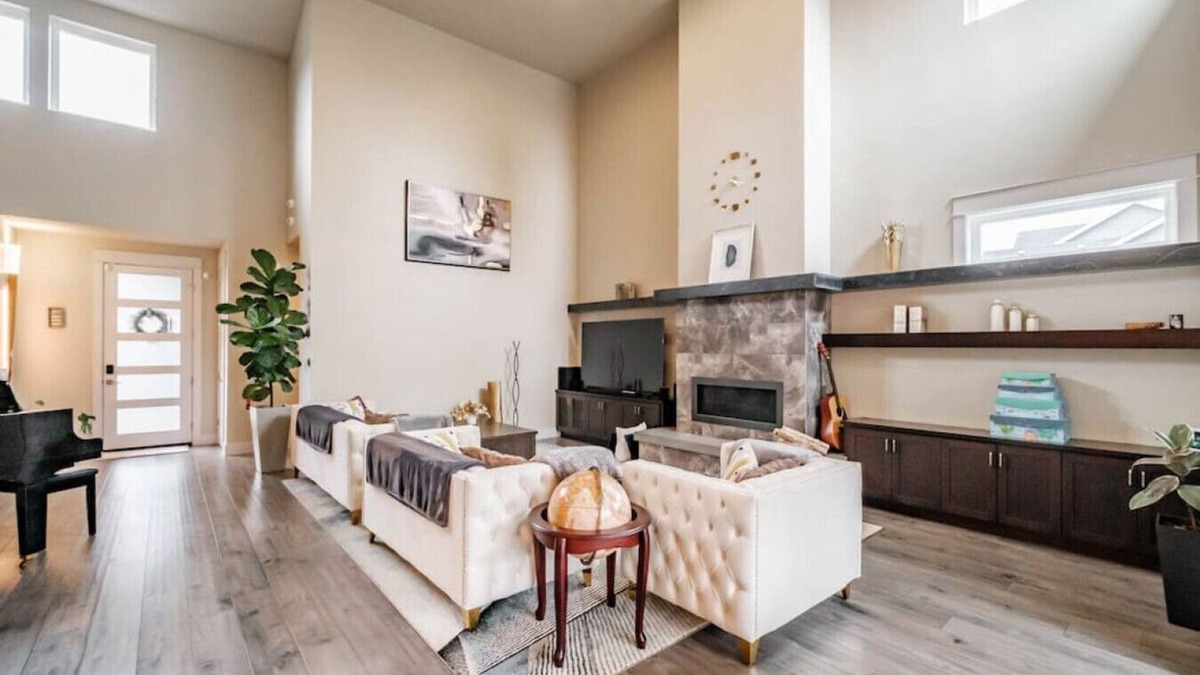 Central Oregon House | Gorgeous modern suburban home near Autzen Stadium