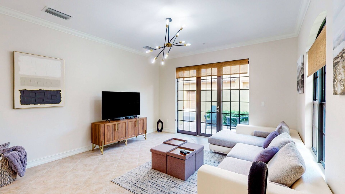 Ole Condo | Gorgeous & modern sunlit oasis with pool, patio, tennis courts, gym, & W/D