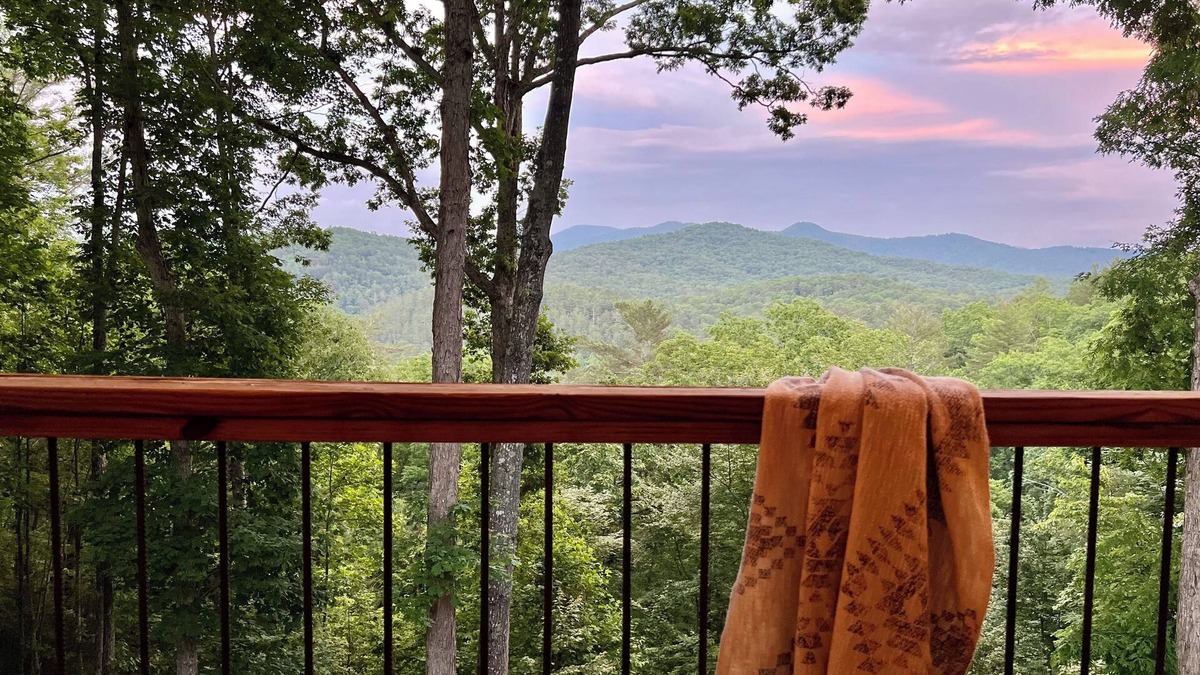 Raccoon Ridge Cabin | Gorgeous Mountain Views over Aska +Hot Tub & Firepit +Dog Friendly +Arcade table