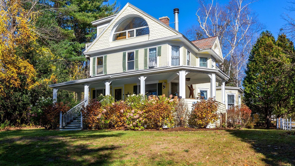Manchester House | Gorgeous Mountain View in Manchester, Shopping, Dining, Spa. 5 min walk to town.