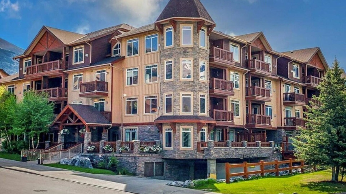 Cougar Creek Apartment | 🌍 Gorgeous Mountain View Condo with 2 Hot Tubs