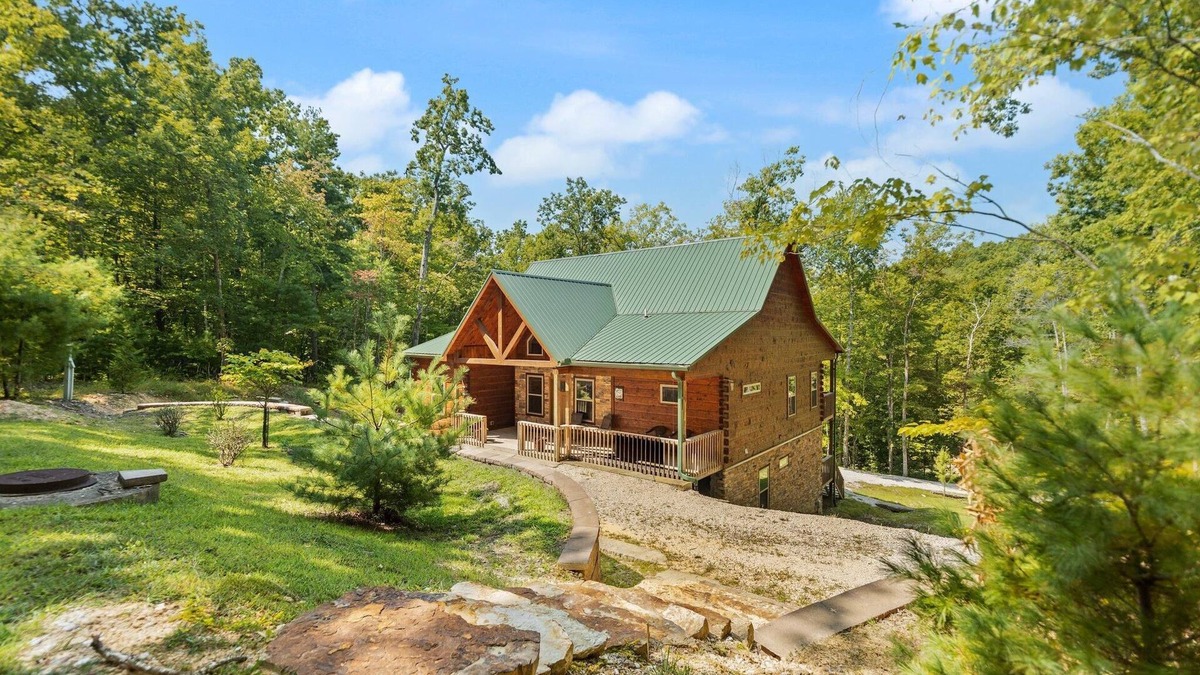 Campton Cabin | Gorgeous New Large Cabin 5-BD, 4.5-BA, Hot Tub, Pool Table, wet bar, Wi-Fi