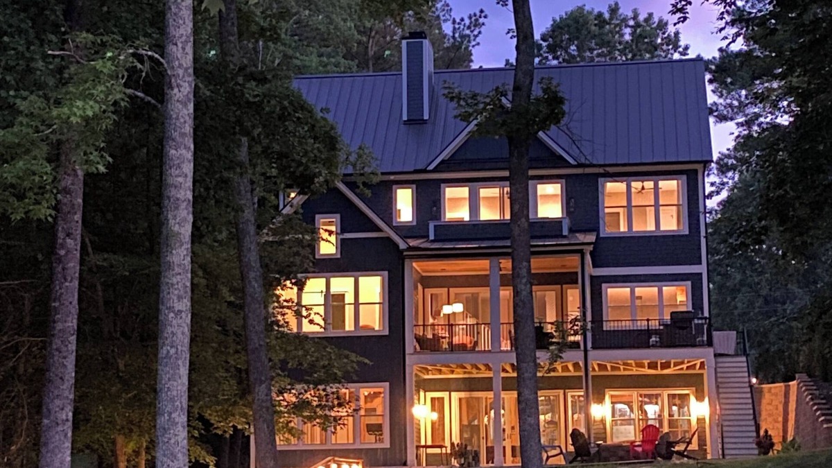 Woodland Shores House | Gorgeous New Waterfront Lake House